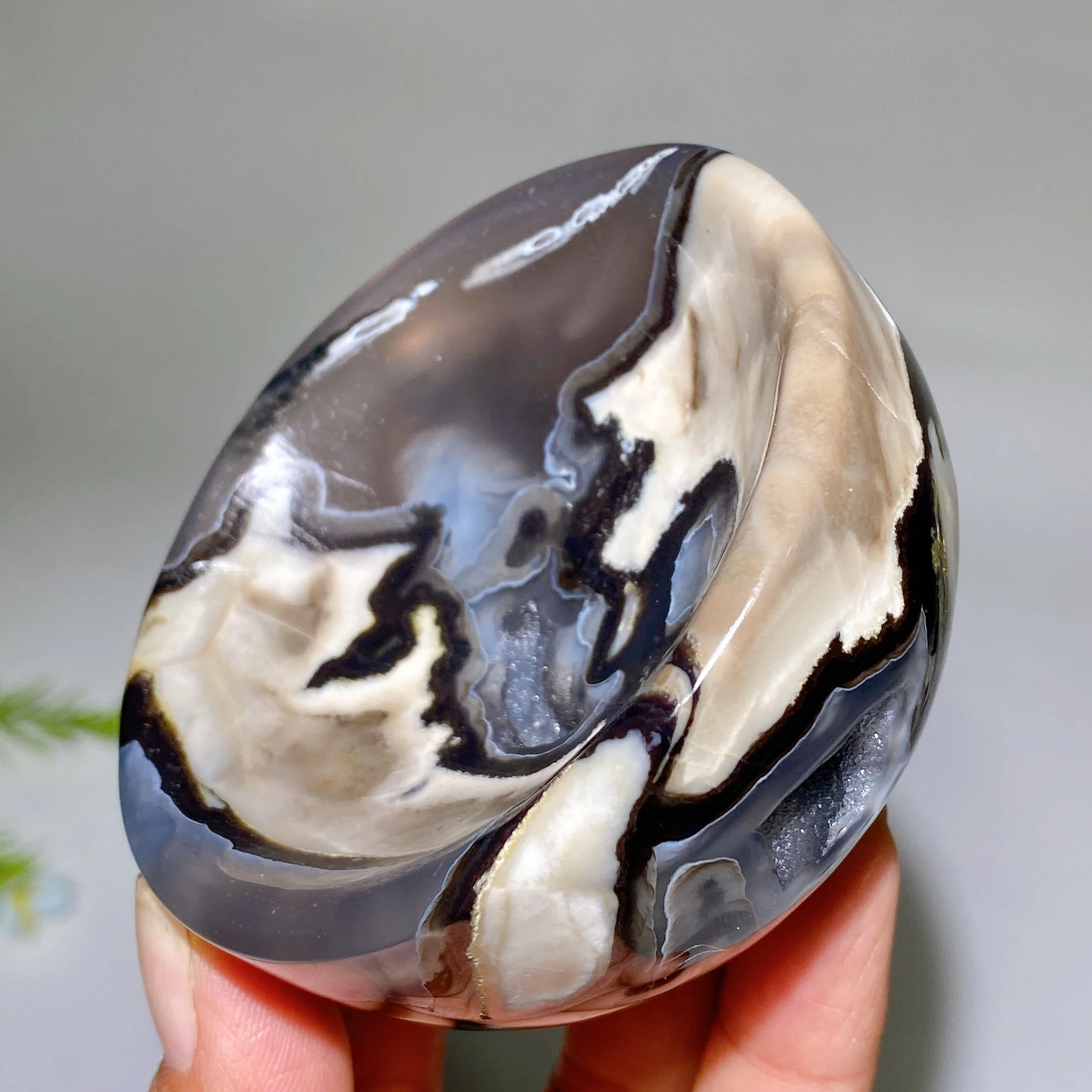 3-inch Volcanic Agate Crystal Bowl Carving - Image 4